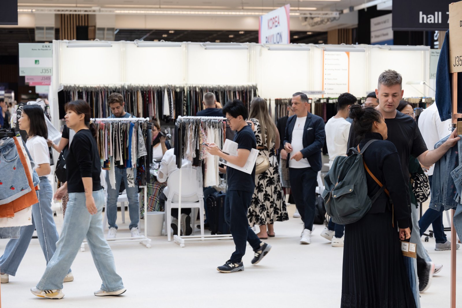 Texworld Apparel Sourcing Paris: international textile sourcing returns to the Paris-Le Bourget exhibition center. top apparel sourcing trade show. top textile sourcing show.